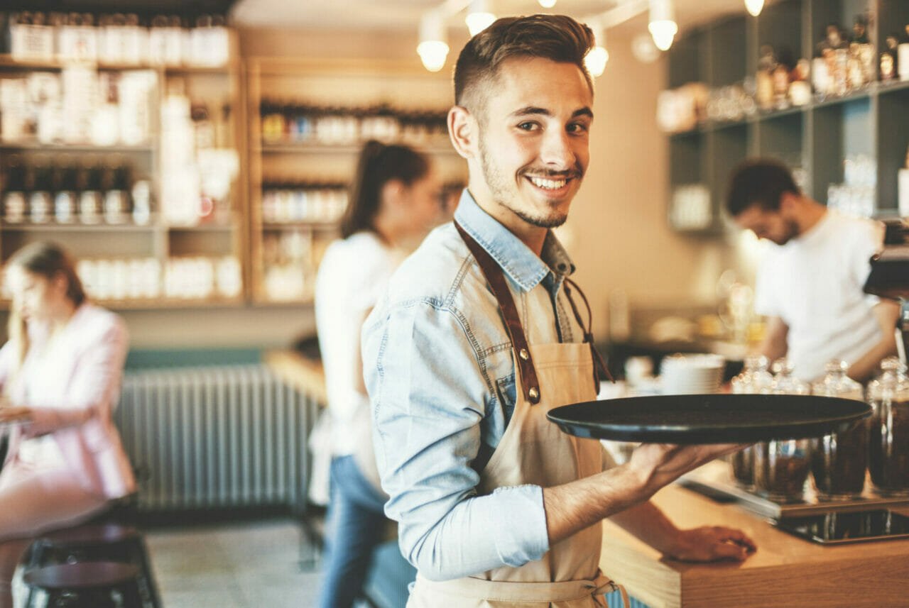 Serveur de restaurant salaire formation et rôle