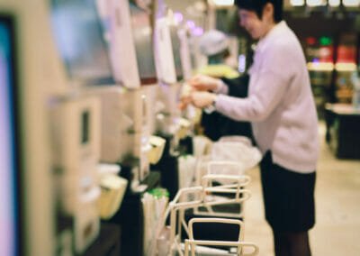 Employée de libre service